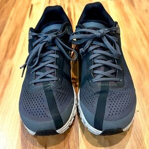 On cloud Helion sneakers. Used. Size 7.5.